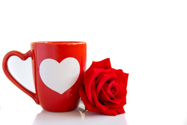 Una tazza di caffè e una rosa rossa