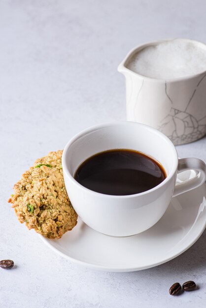 シナモンとミルクとマグカップでコーヒー