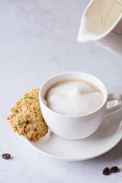 Caffè in tazza con cannella e latte