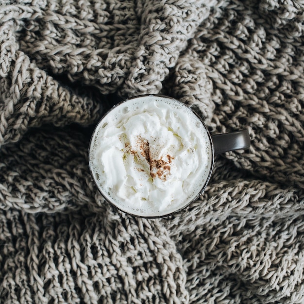 Tazza da caffè con panna montata e cannella in polvere