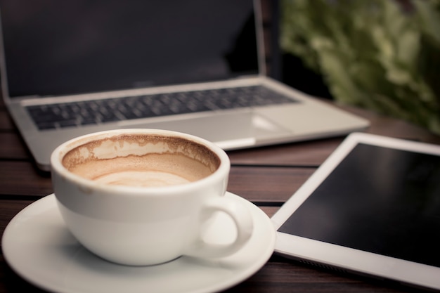 카페에서 일하는 노트북과 테이블에 커피 휴식과 자유 시간 개념