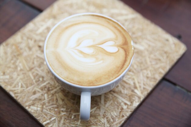 写真 木の背景にコーヒー