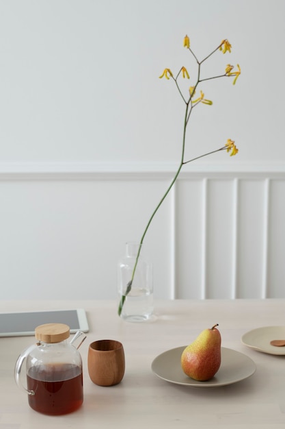 Photo coffee and pear on a wooden table