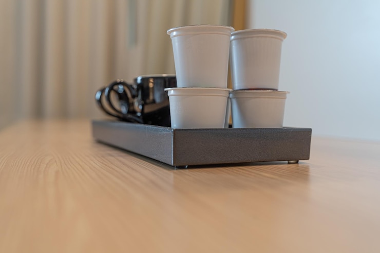 Photo coffee pods and cofee cups in a hotel room