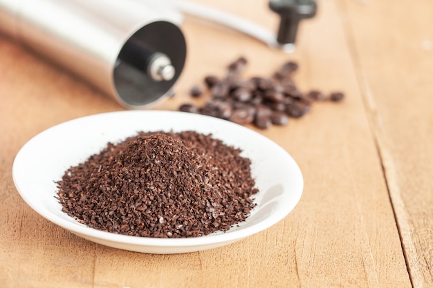 Coffee powder in white dish on wood table