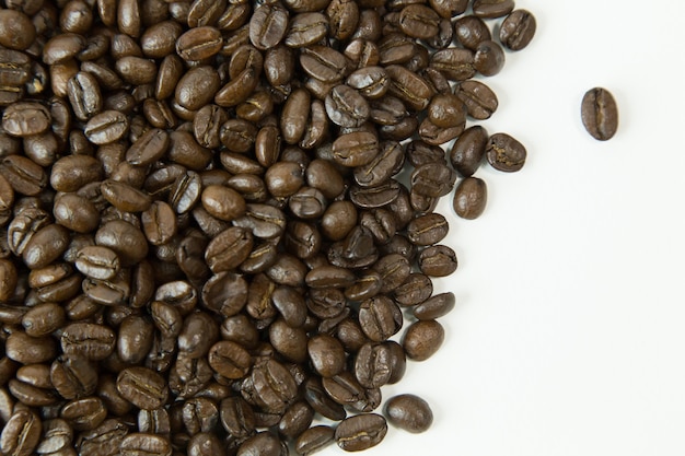 흰색 배경에 커피 로스트 콩 프리미엄.