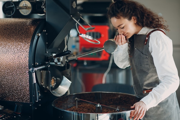 コーヒー焙煎機とバリスタは、コーヒー焙煎工程で焙煎豆の匂いを嗅ぎます。