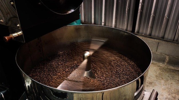 Foto macchina per la torrefazione del caffè durante il processo di miscelazione della tostatura del caffè raffreddatore di filatura tostato