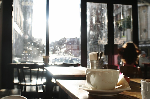 写真 カフェのテーブルで提供されるコーヒー