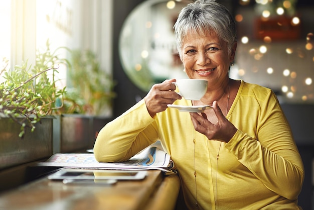 Foto ritratto di caffetteria e donna anziana felice con tè del mattino cioccolata calda o tazza di latte espresso o bevanda calda felicità relax e persona anziana cliente o cliente nel ristorante bar