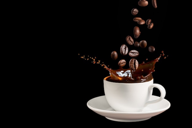 Photo coffee splashes with falling coffee beans on dark background