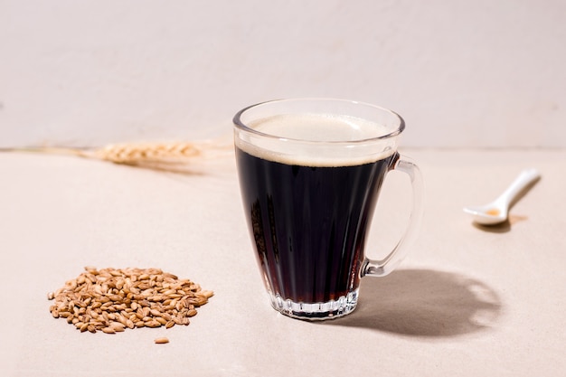 オーツ麦、ベージュの背景にカフェイン抜きから作られたコーヒー代用ドリンク