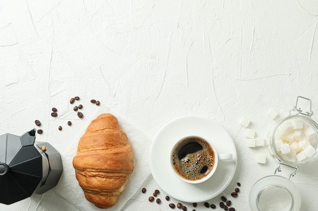 白い背景の上のコーヒータイムアクセサリー