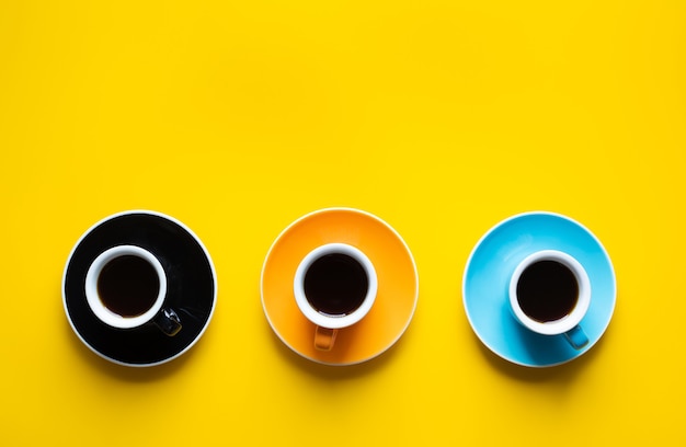 カラフルな背景にカップとコーヒーの時間。リフレッシュメントと飲み物の概念