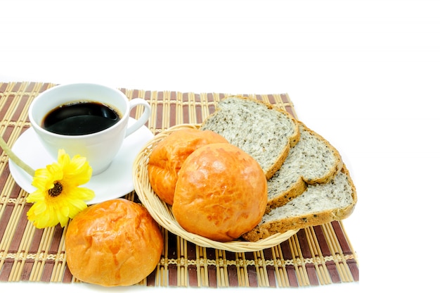 竹のマットのパンでコーヒータイム