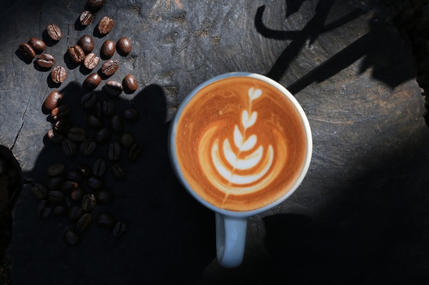 Vista dall'alto del caffè su legno nero