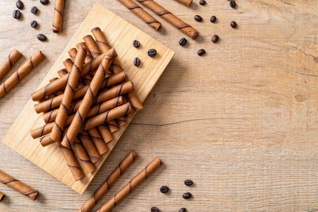 Foto rotolo di bastoncini di wafer al caffè con chicchi di caffè