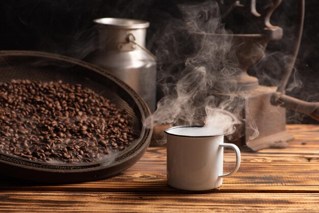 Foto tazza di caffè bianca su legno rustico e accessori sfondo scuro messa a fuoco selettiva