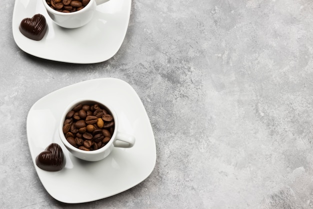 Caffè in tazza bianca e cioccolatini. copia spazio. sfondo di cibo