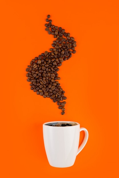 コーヒー豆と白いカップのコーヒー。