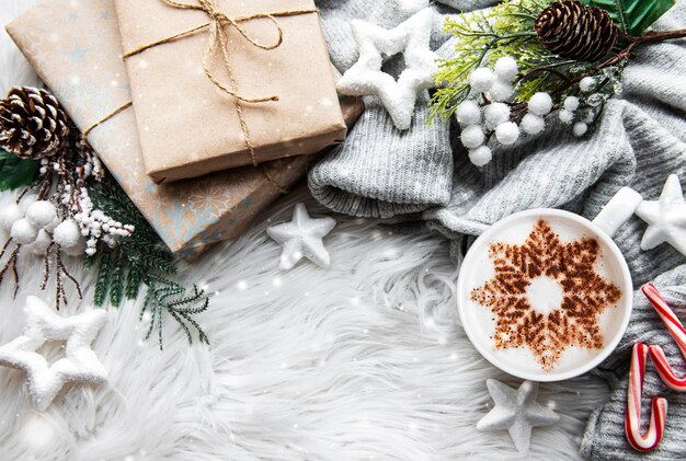 눈송이 패턴 및 크리스마스 장식으로 커피