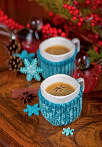 Кофе с кардамоном зимний напиток Кофе в чашках с кардамоном и белым сахаром на старинном деревянном фоне