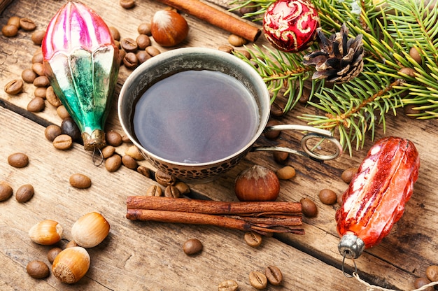 クリスマスの装飾とコーヒー