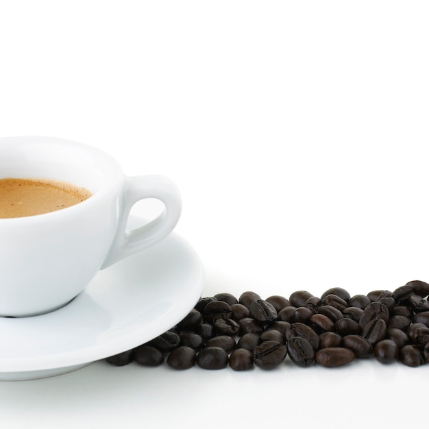 Кофе с кофейными зернами, изолированные на белом фоне