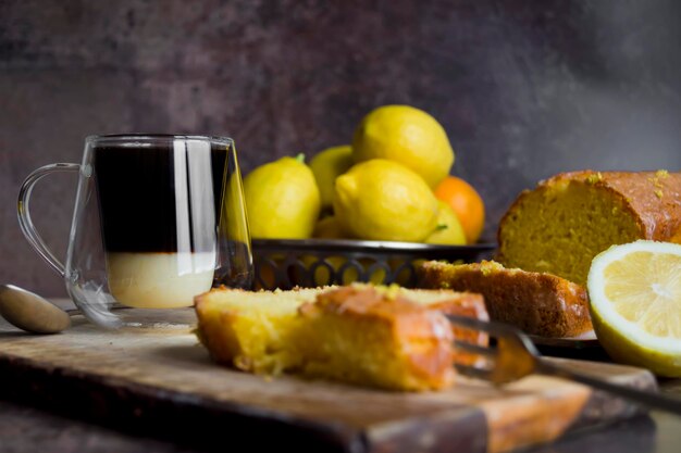 Foto caffe' con latte condensato e torta al limone.