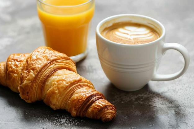 Foto caffe' con croissant e succo d'arancia.