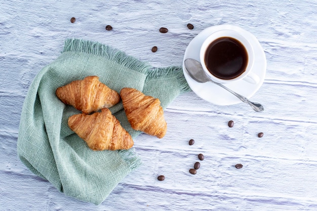 Foto caffè con croissant