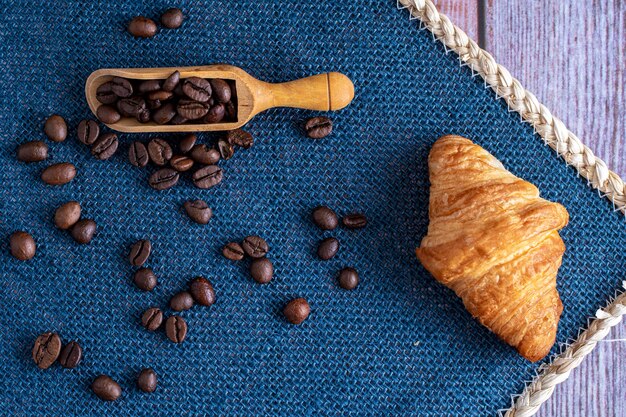 Foto caffè con croissant