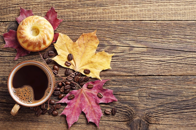 Caffè con cupcake e foglie d'autunno