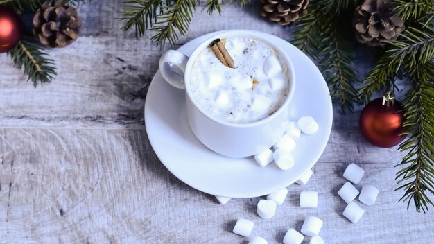 写真 クリスマスツリーでマシュマロとコーヒー。お祭りの温かい飲み物。美味しい温かいデザート。家族や友人のための御馳走。