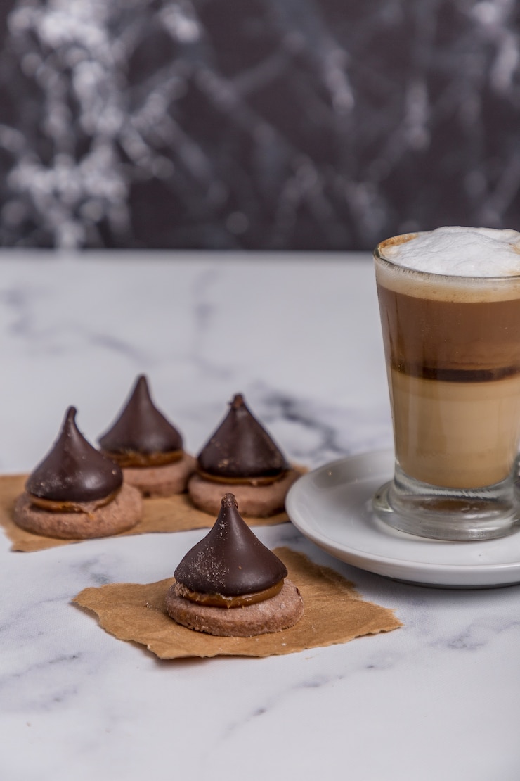 Photo 牛乳入りコーヒーと甘いチョコレートコーン付きドゥルセデレッシュコーン