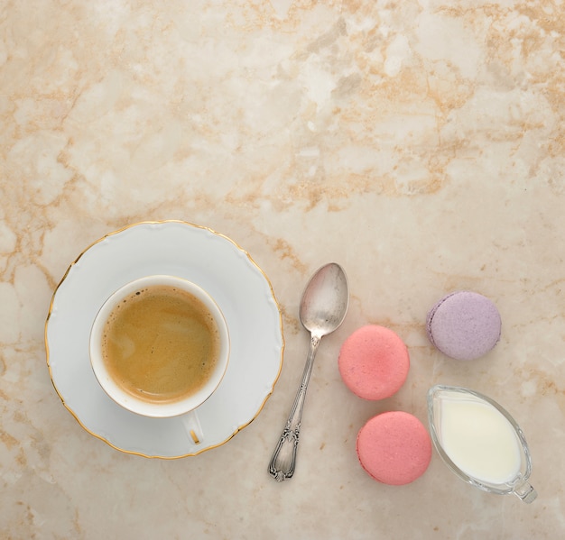 大理石のコーヒーとミルクとフランスのマカロン