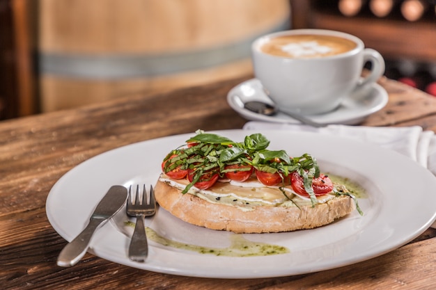 coffee with milk and roasted tomato meal