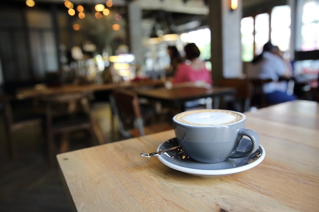 木の背景にコーヒー