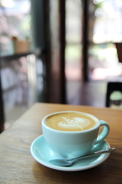 木の背景にコーヒー