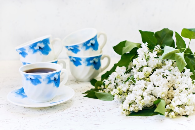 木製の背景と花のコーヒー。ライラック。春。朝。 3月8日女性の日