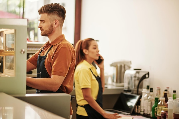 Coffeeshop Barista die koffie maakt