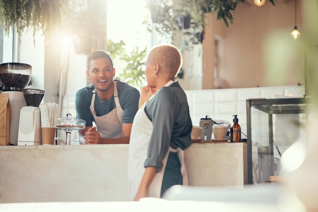 Coffeeshop barista en team met medewerkers van kleine bedrijven en ondernemers chatten tijdens het werken en server Ondernemerschap voedingsindustrie en team met communicatie man en vrouw praten in café