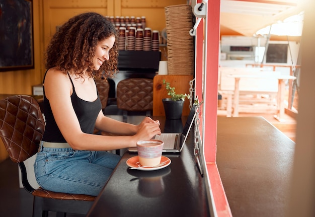 Coffeeshop eigenaar café manager of startende bedrijf vrouw op haar laptop werken plannen en organiseren van projectideeën voor website Gelukkig lachend en opgewonden zakelijke freelancer SEO onderzoek doen