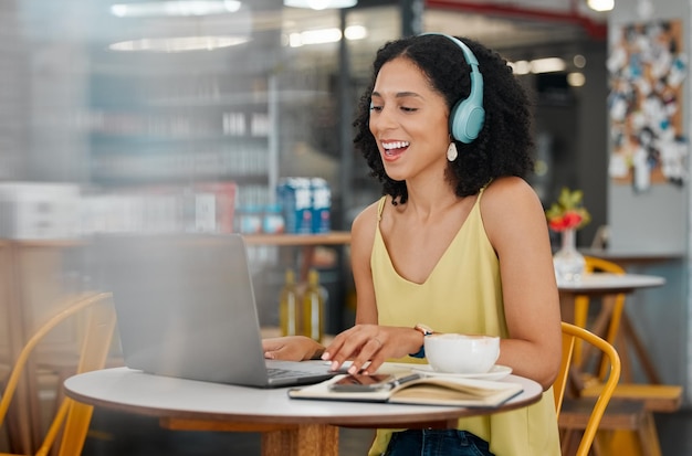 Coffeeshop-laptop en zwarte vrouw lachen om videogesprek voor virtuele conferentie en netwerkcommunicatie Communicatie op afstand werken en gelukkig meisje op computer voor webinar-discussie en praten in café