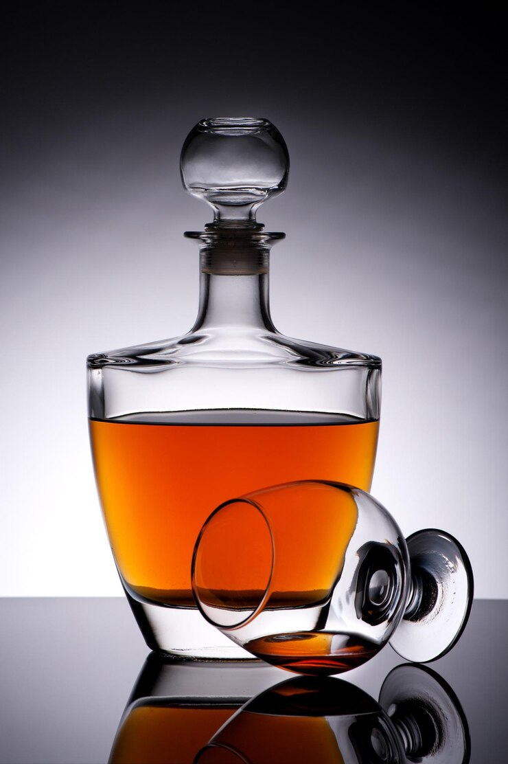 Photo cognac in bottle and glass