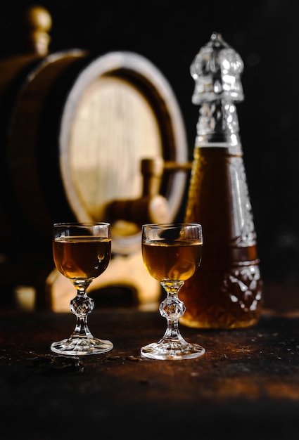 Cognac en glas op een oude houten plattelander