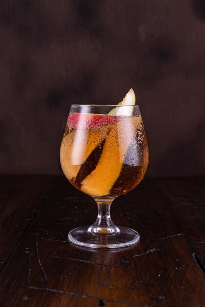 Photo cognac glass with fruit slices fruits cut into a glass cocktail with fruit slices