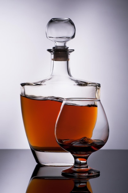 Cognac in een fles en een glas met een scheutje