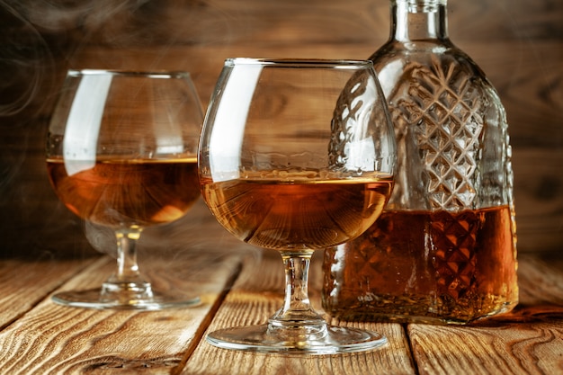 Cognac of whisky in glazen op rustieke tafel