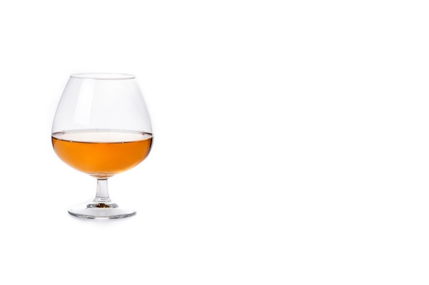 Cognac of whiskydrank die op witte achtergrond wordt geïsoleerd